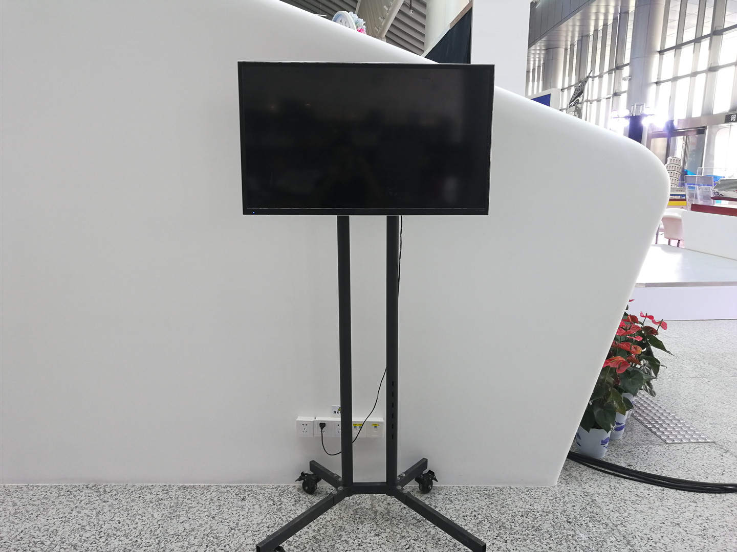 長虹43寸電視   租賃出租4K高清電視機(jī)+移動支架 提詞器 掛墻安裝 支持U盤播放帶HDMI接口 【圖片 價(jià)格 尺寸 報(bào)價(jià)】